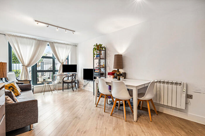 1 Bedroom Flat To Rent In Crownage House, Mile End Road, E1