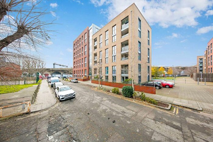 2 Bedroom Flat To Rent In Dower Court, Bermondsey, London, SE16
