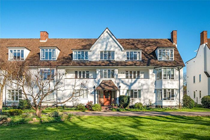 2 Bedroom Flat For Sale In Watts Road, Thames Ditton, KT7