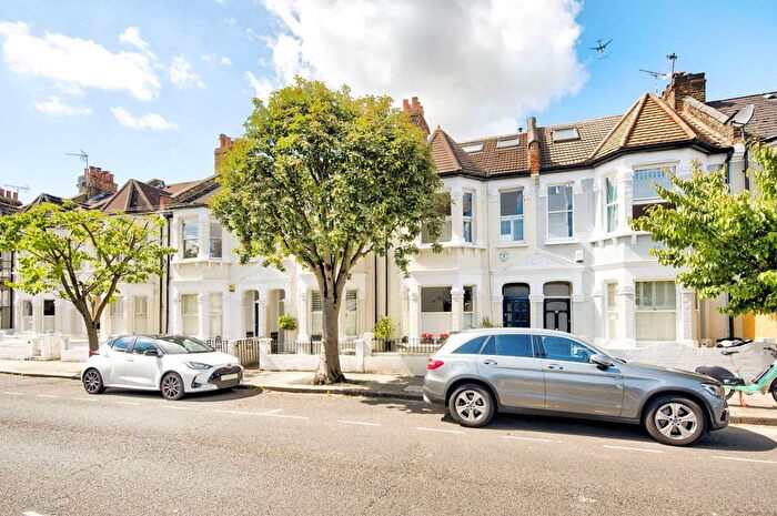 2 Bedroom Flat To Rent In Bronsart Road, Fulham, London, SW6