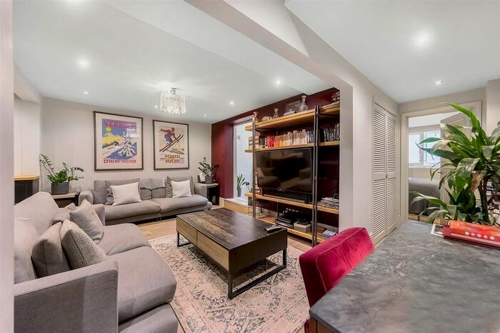 3 Bedroom Flat To Rent In Claverton Street, London SW1V