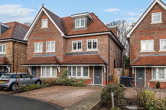 4 Bedroom Detached House For Sale In Woodleaf Gardens, Esher, KT10