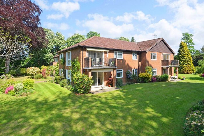 3 Bedroom Flat For Sale In Knowle Lane, Oaklands Knowle Lane, GU6