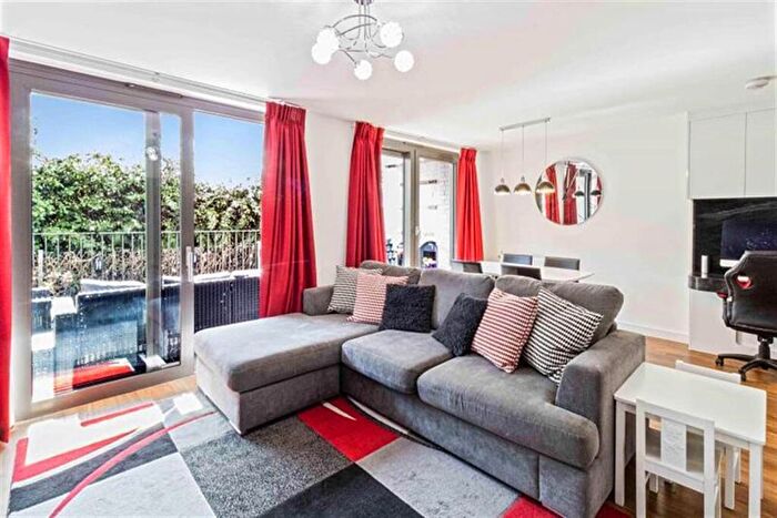 3 Bedroom Duplex To Rent In Kingfisher Heights, E16