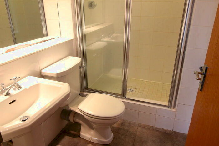 2 Bedroom Apartment To Rent In Adventurers Quay, Cardiff Bay, CF10