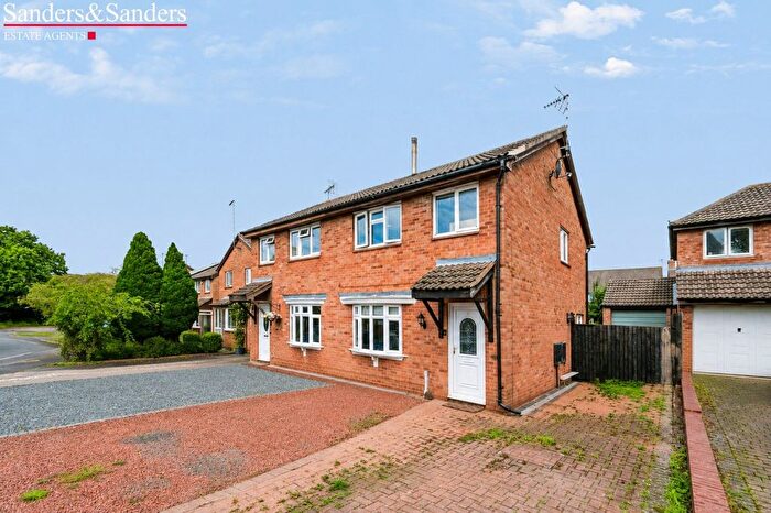 3 Bedroom Semi-detached House For Sale In Horton Close, Alcester, B49