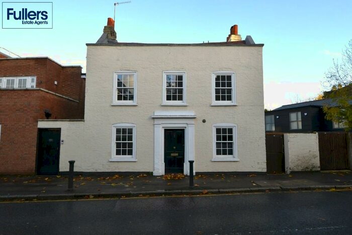 3 Bedroom Detached House To Rent In Chase Side, London, EN2