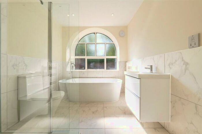 2 Bedroom Apartment To Rent In Hoop Lane, London, NW11