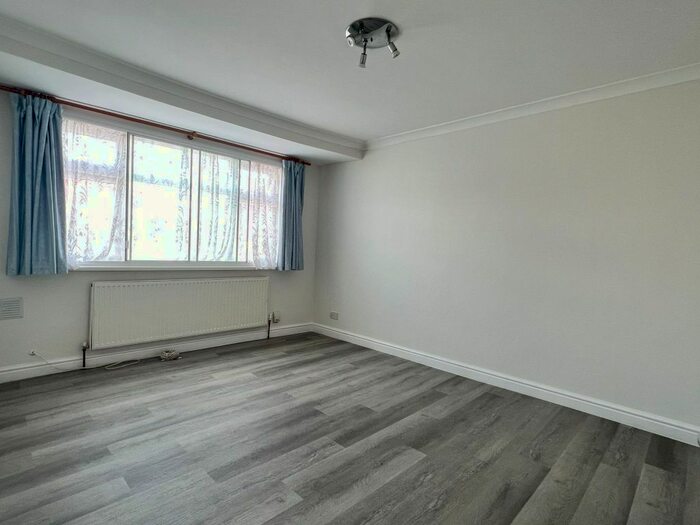 1 Bedroom Flat To Rent In Heath Road, Hounslow, TW3