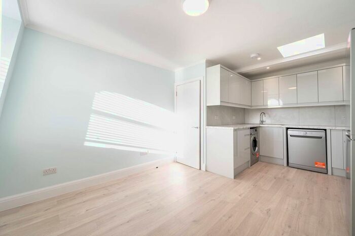 2 Bedroom Flat To Rent In Cambridge Gardens, North Kensington, London, W10