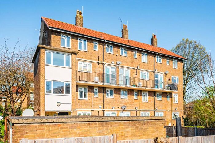 4 Bedroom Maisonette For Sale In Bolster Grove, London, N22