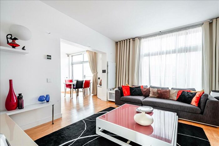2 Bedroom Apartment For Sale In Red Square, Stoke Newington, N16