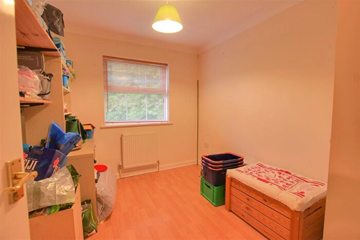 2 Bedroom Flat For Sale In Chatsworth Mews, Diamond Road, Watford, WD24
