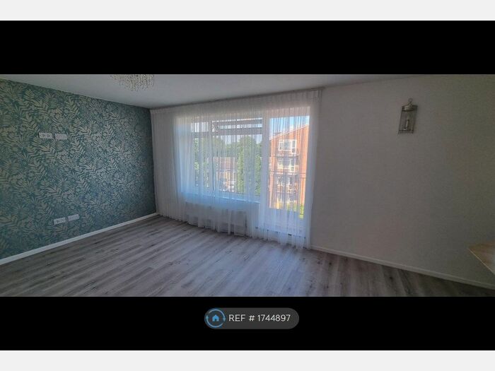 3 Bedroom Flat To Rent In Lyon Court, Horsham, RH13