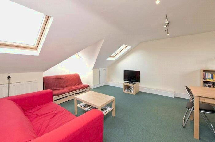 3 Bedroom Flat To Rent In Sheen Lane, London, SW14