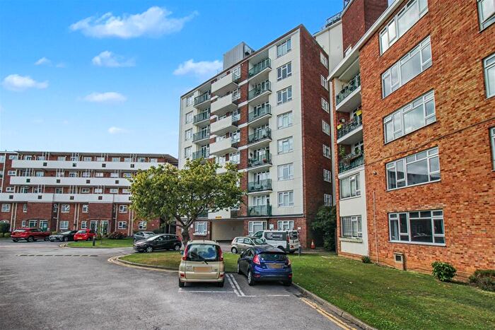 2 Bedroom Flat For Sale In London Road, Westcliff-On-Sea, SS0