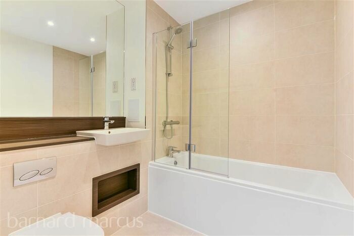 2 Bedroom Flat To Rent In Carnation Gardens, Hayes, UB3