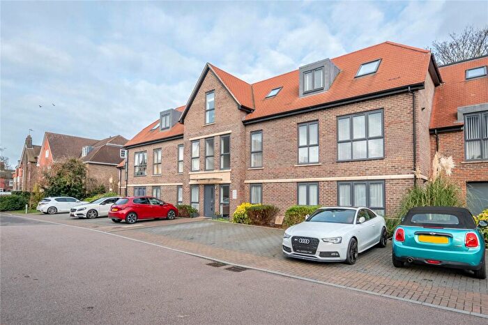 2 Bedroom Apartment To Rent In Ely House, Frances Drive, Dunstable, LU6