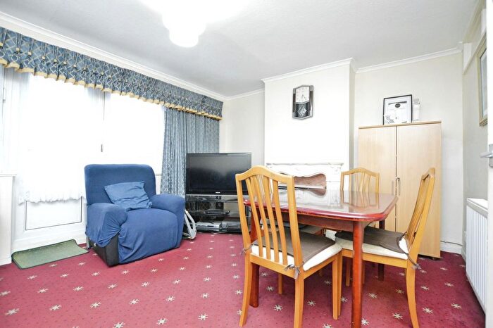 3 Bedroom Flat For Sale In Constance Street, London, E16