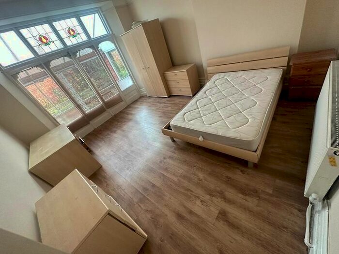 3 Bedroom Flat To Rent In Cyncoed Road, Roath, Cardiff, CF23