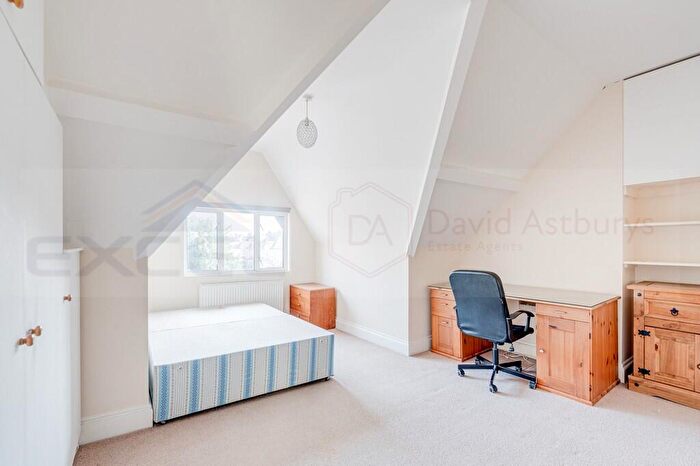 4 Bedroom Apartment To Rent In Walm Lane, Willesden, London, NW2