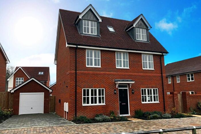4 Bedroom Detached House For Sale In River Wey Close, Artington, Guildford, Surrey, GU3