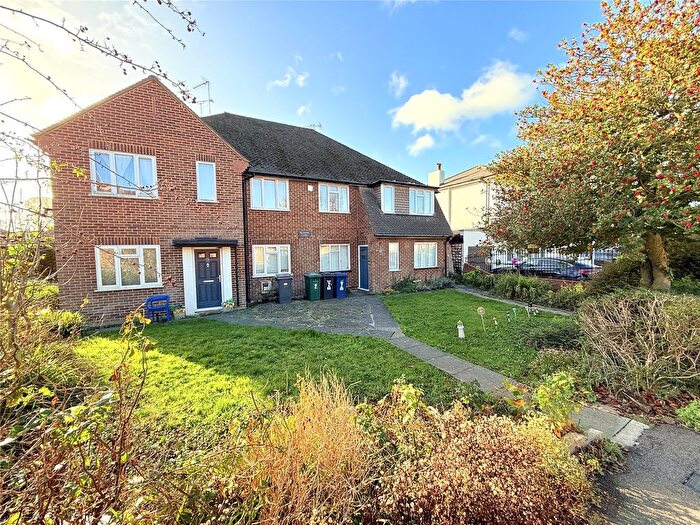 2 Bedroom Maisonette For Sale In Gloucester Road, Barnet, Hertfordshire, EN5