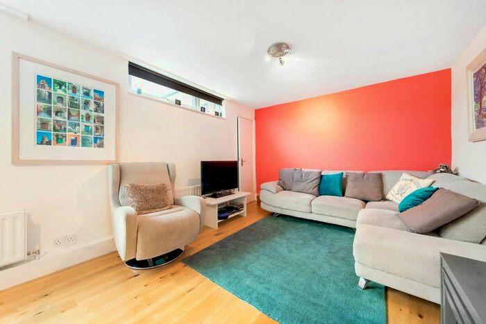 2 Bedroom Flat To Rent In Carminia Road, Balham, London, SW17