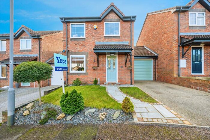 3 Bedroom Detached House For Sale In Dalton Close, Luton, LU3