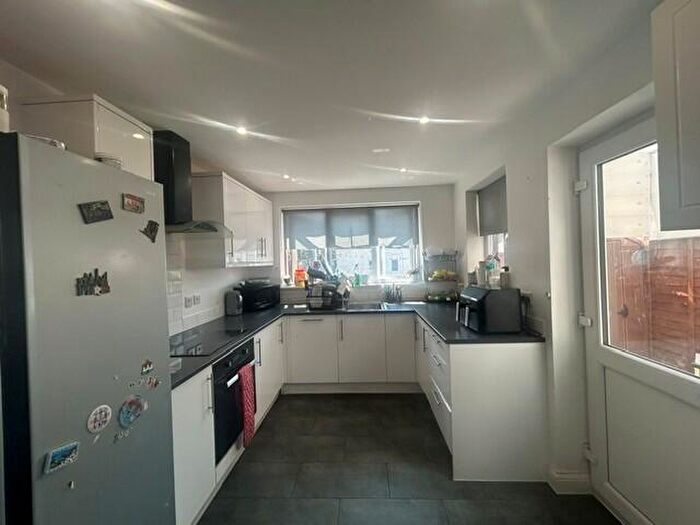 5 Bedroom House To Rent In Ford Lane, Rainham, RM13