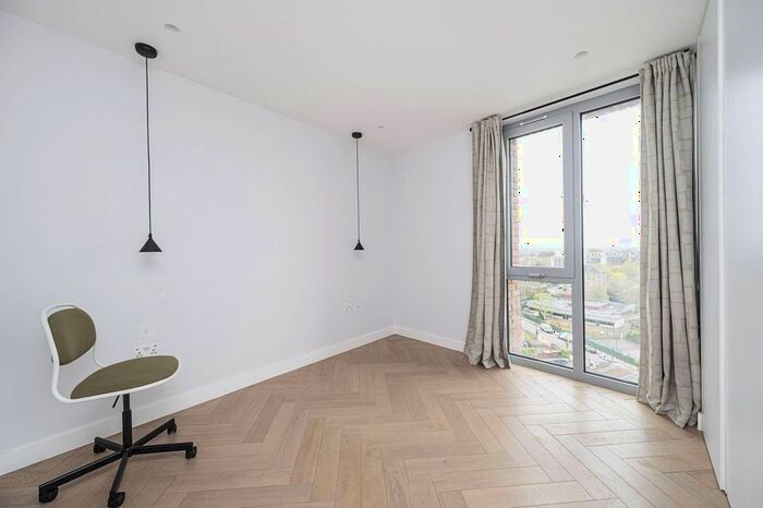 2 Bedroom Flat To Rent In Mapple Path, Hackney, London, E5