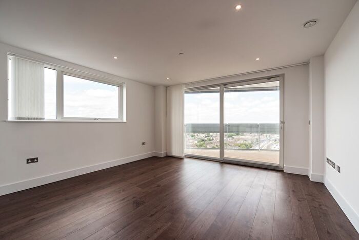 1 Bedroom Flat To Rent In Gateway Tower, Western Gateway, Royal Victoria, E16