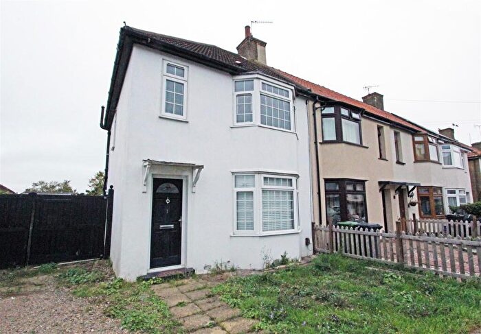 2 Bedroom End Of Terrace House For Sale In Cranborne Road, Hoddesdon, EN11