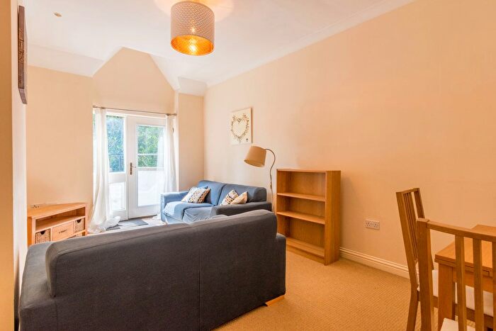 2 Bedroom Flat To Rent In Park Avenue, Roundhay, Leeds, LS8