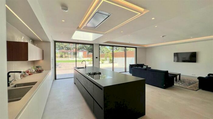 5 Bedroom Detached House To Rent In Pebworth Road, Harrow, HA1