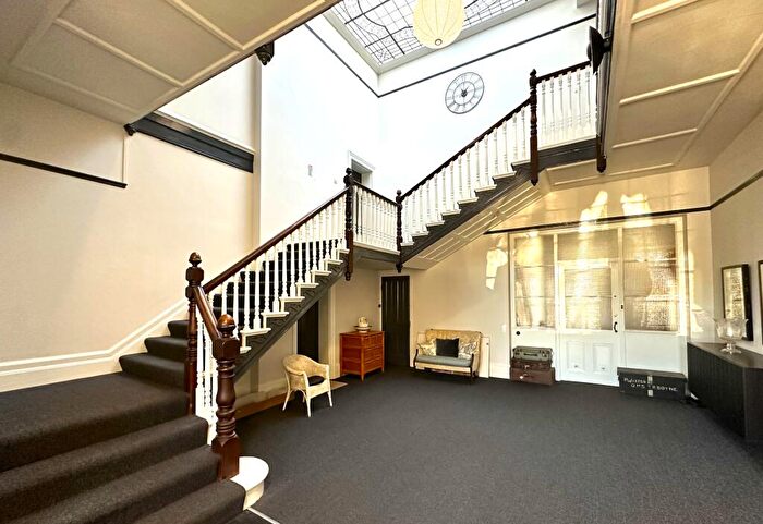 2 Bedroom Flat To Rent In Douglas Avenue, Exmouth, EX8