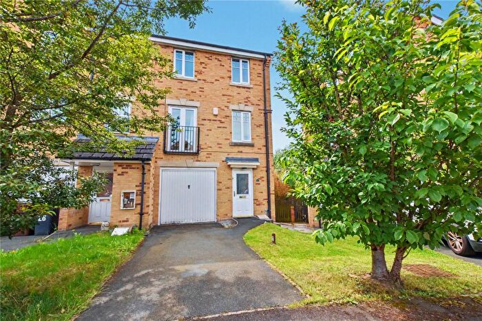 4 Bedroom Town House For Sale In Digpal Road, Churwell, Morley, Leeds, LS27