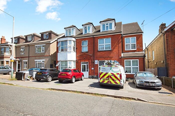 2 Bedroom Flat For Sale In Junction Road, Romford, RM1