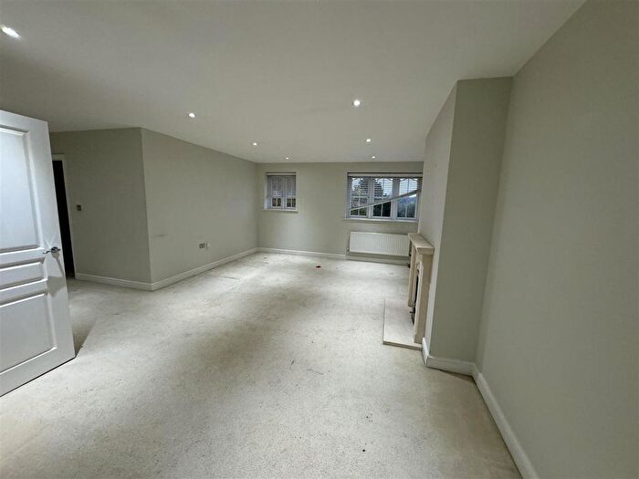 2 Bedroom Flat To Rent In North Street, Winkfield, Windsor, SL4