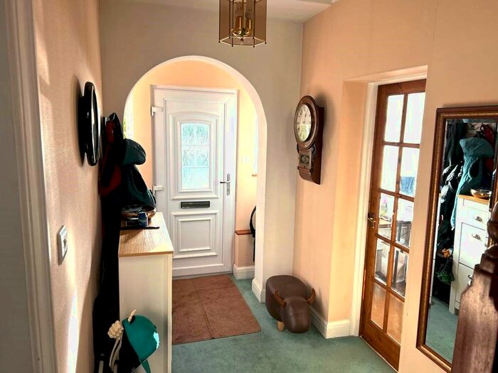 3 Bedroom Semi-Detached House To Rent In Oakwood Park Road, Enfield, N14