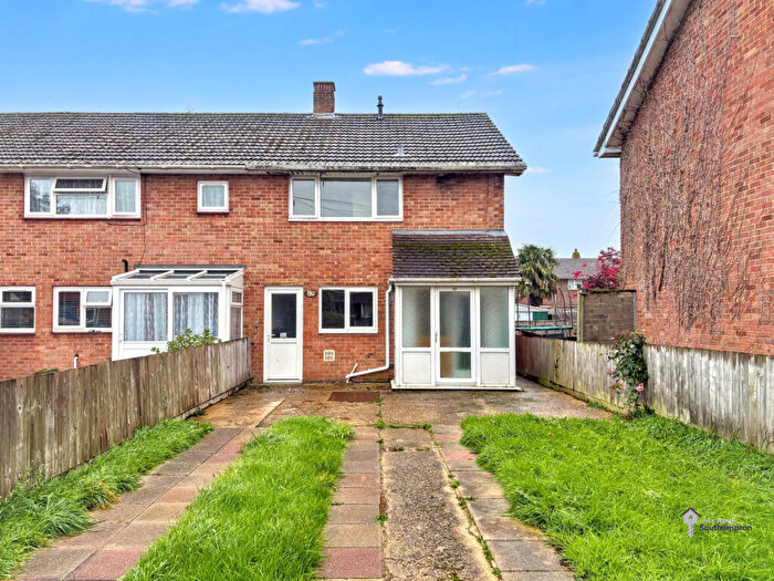 3 Bedroom Semi Detached House To Rent In Laburnum Crescent, Hythe, SO45