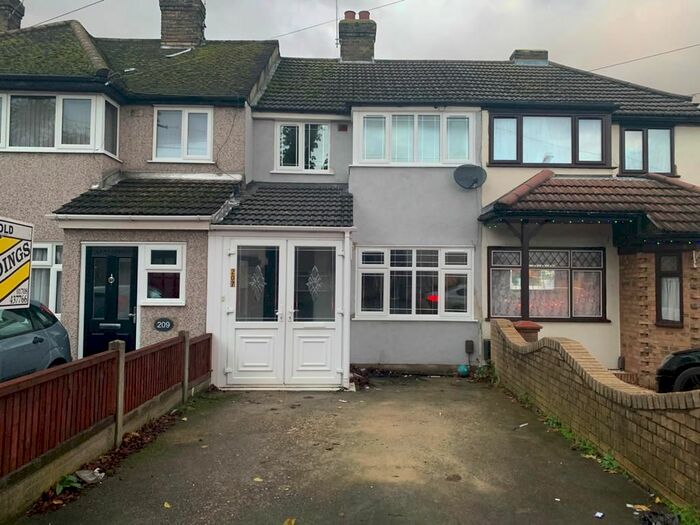 3 Bedroom Terraced House To Rent In Elm Park Avenue, Essex, RM12