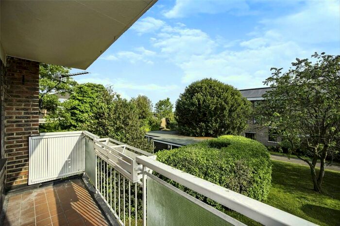 2 Bedroom Flat To Rent In Greenacres, London, SE9