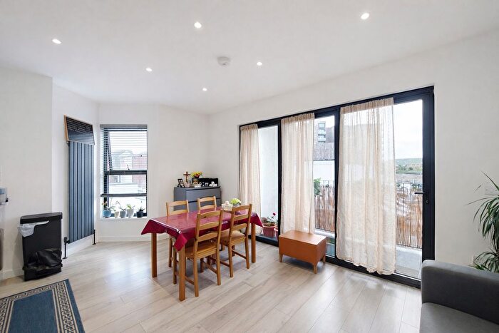 2 Bedroom Flat To Rent In Woodcote Road, Wallington, SM6