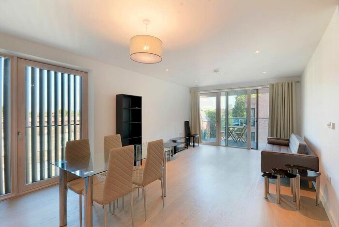 2 Bedroom Flat To Rent In Victory Place, Elephant And Castle, London, SE17