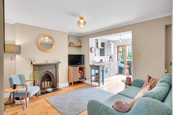 2 Bedroom Apartment For Sale In Martell Road, Dulwich, London, SE21