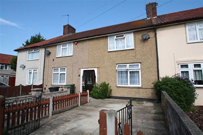 3 Bedroom Detached House To Rent In Dagenham, Essex, RM9