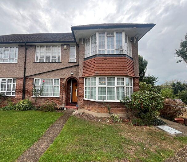 2 Bedroom Flat For Sale In Oakwood Close, Southgate, London, N14