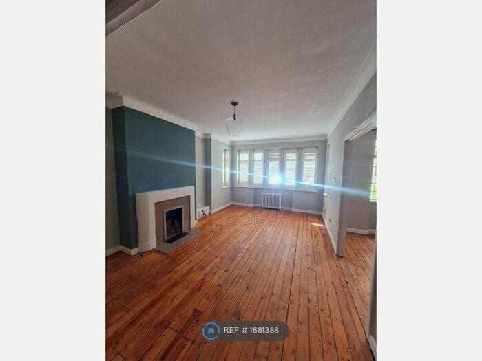 3 Bedroom Flat To Rent In Putney Hill, London, SW15