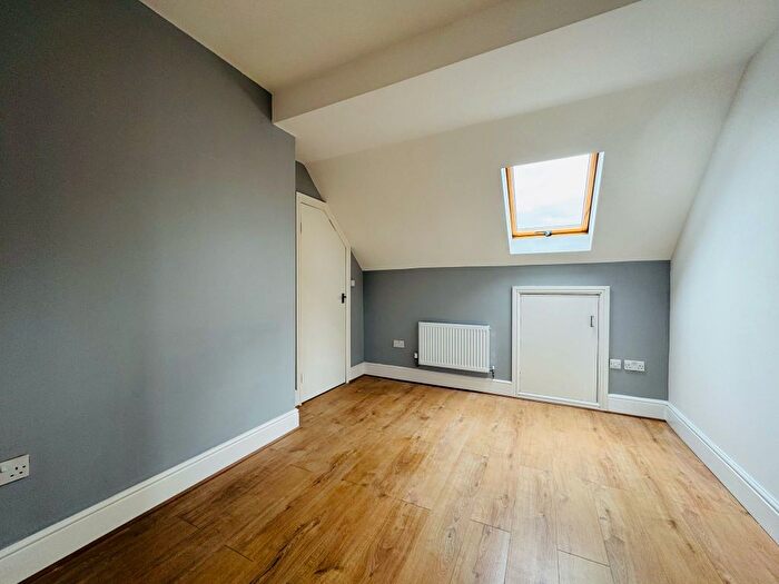1 Bedroom Flat To Rent In Beehive Lane, Ilford, IG1